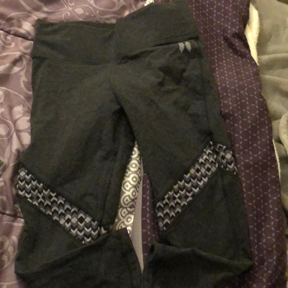 Victoria’s Secret gray capri leggings - Picture 1 of 2